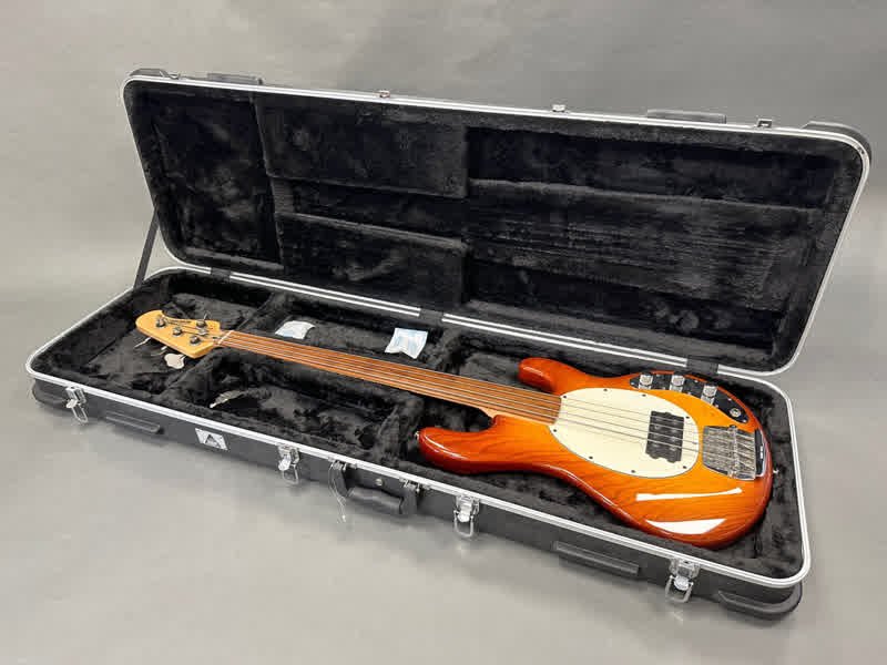 Ernie Ball Musicman Stingray Unlined Fretless 2 band EQ Bass
